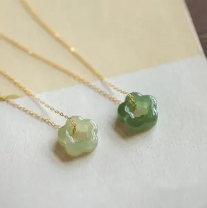 Natural Crystal Flower Pendant Necklace Green Gemstone Charm Necklace Amulet Adjustable Gold Chain for Daily Use